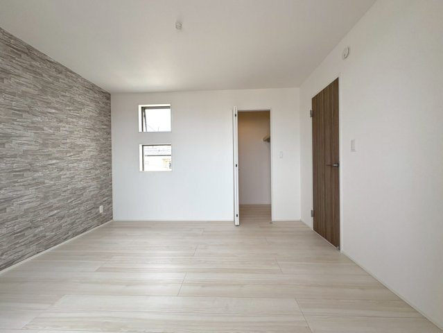 グラファーレ　江南市村久野町平河　全2区画分譲の寝室|シンプルで機能的なインテリアを実現し、床材はお手入れも簡単で長く美しさを保つ加工を施しています。