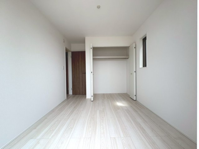 グラファーレ　江南市村久野町平河　全2区画分譲の洋室|全居室にたっぷり収納できる大型収納を設置。窓ガラスは断熱性能や結露防止効果の高いペアガラスです。