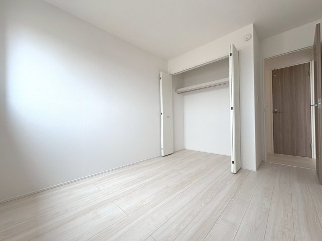 グラファーレ　江南市村久野町平河　全2区画分譲の洋室|全居室にたっぷり収納できる大型収納を設置。窓ガラスは断熱性能や結露防止効果の高いペアガラスです。