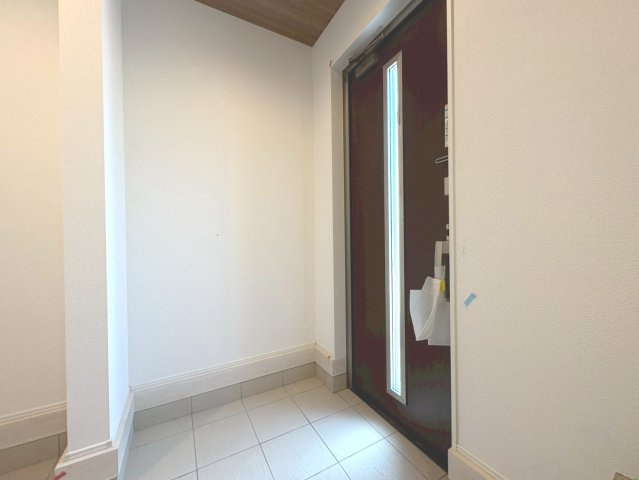 グラファーレ　江南市村久野町平河　全2区画分譲の玄関|大容量のシューズ収納付きで玄関周りもすっきり！玄関ドアからの光が玄関ホールを明るくしてくれます。