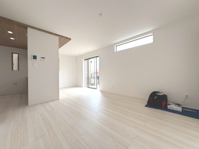 グラファーレ　江南市村久野町平河　全2区画分譲の居間・リビング|シンプルでモダンなデザインで床材は複合基材でキャスター傷や落下傷に強さを発揮します。