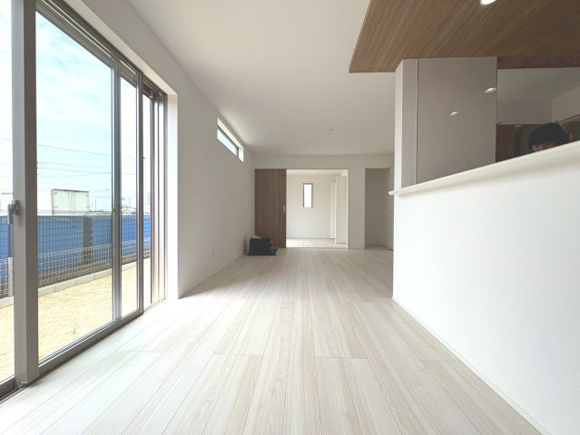 グラファーレ　江南市村久野町平河　全2区画分譲の居間・リビング|シンプルでモダンなデザインで床材は複合基材でキャスター傷や落下傷に強さを発揮します。