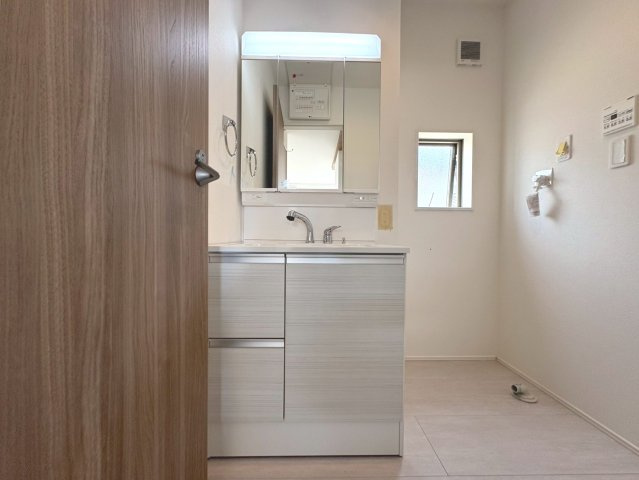 グラファーレ　江南市村久野町平河　全2区画分譲の独立洗面台|人工大理石製のボウル一体カウンターでシンプルなデザインとたっぷり収納できるキャビネット付きです！