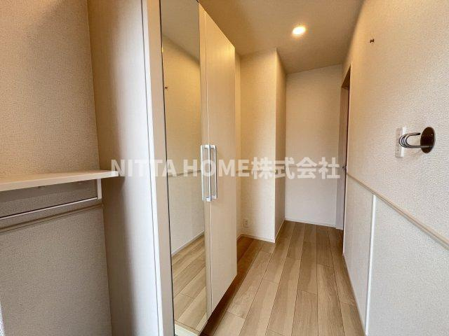 デスパシオ氷上Ⅰの玄関|全身ミラー付きのシューズボックス付き◇