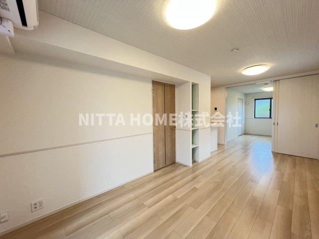 デスパシオ氷上Ⅰの居間・リビング|１３．３帖のリビングルームに収納付き＊