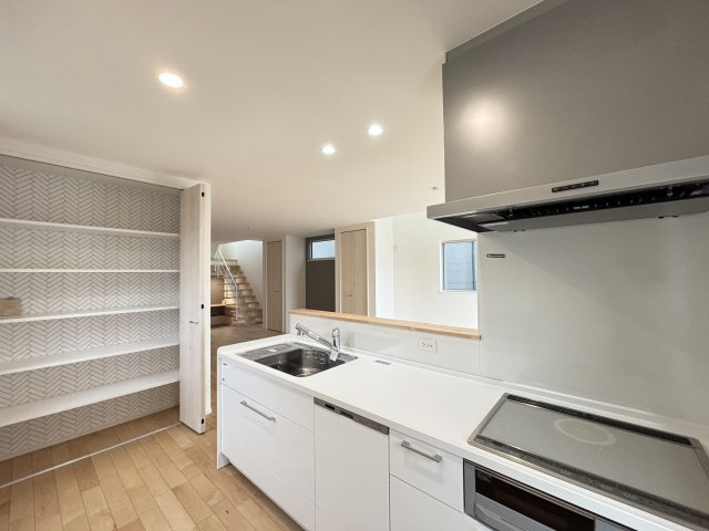 新築戸建　長楽寺１丁目（B/AB）のキッチン|キッチン横の大容量パントリー