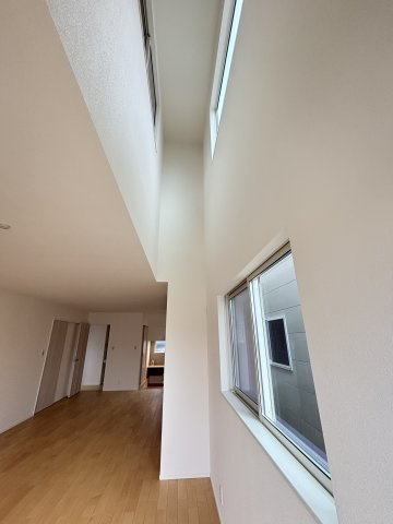 新築戸建　長楽寺１丁目（B/AB）の居間・リビング|リビングの吹抜け