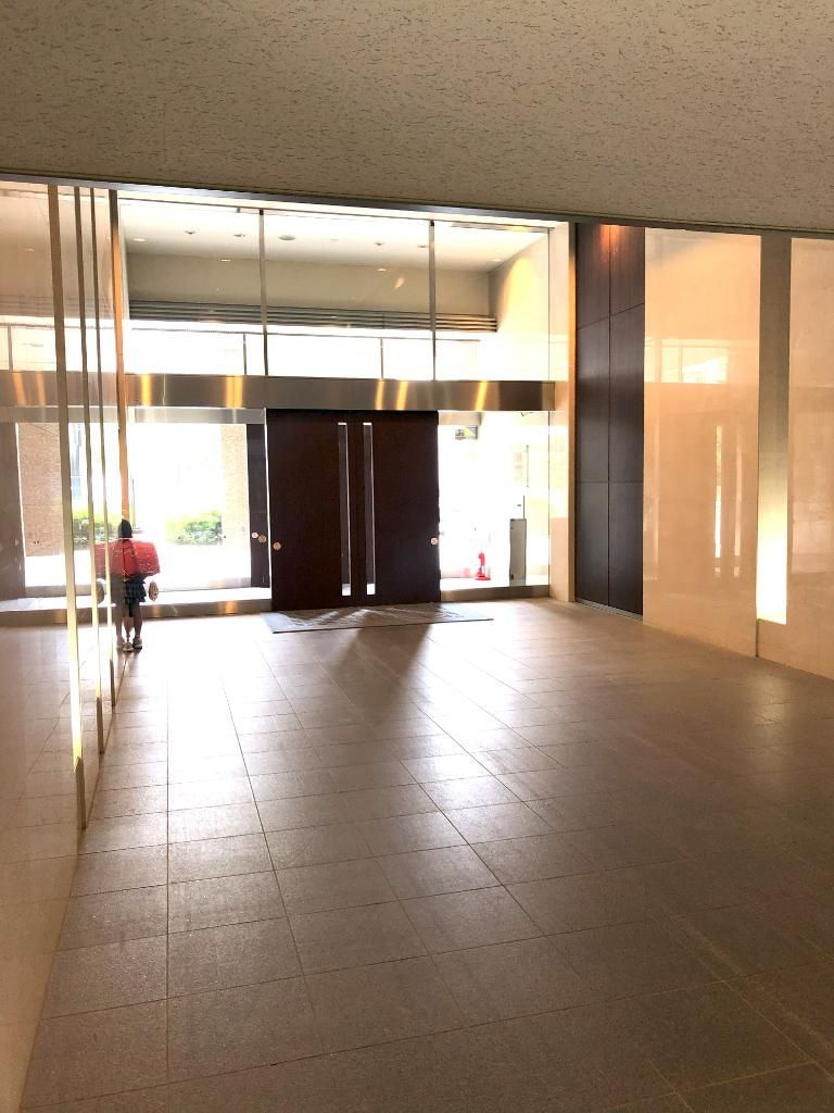 三鷹市下連雀９丁目の中古マンションのエントランス