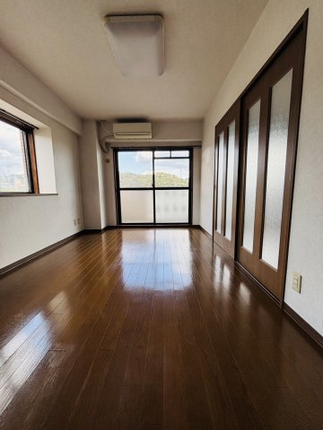 ガーデンヒルズ東山の洋室