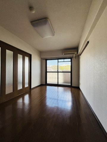 ガーデンヒルズ東山の洋室