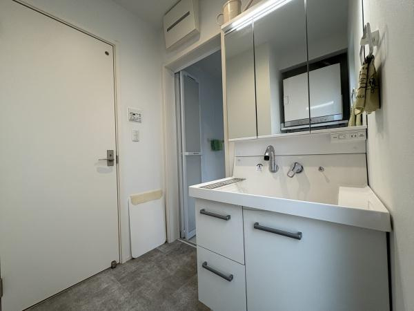 豊町1丁目　中古戸建の独立洗面台|広い洗面室で効率的に収納スペースを作れます！自分のスタイルに合わせて収納を配置し、毎日の生活を快適にサポートします。