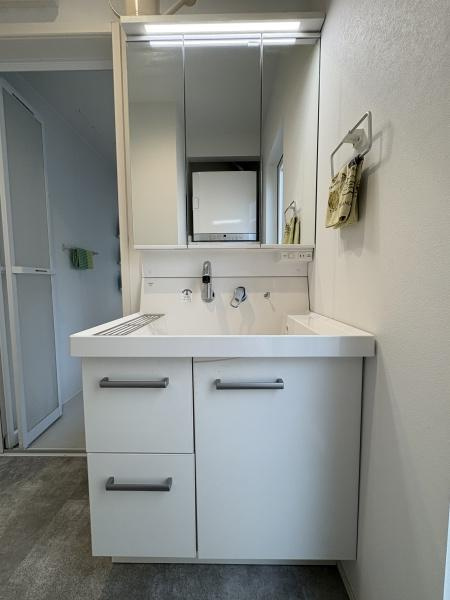 豊町1丁目　中古戸建の独立洗面台|三面鏡は収納が多く洗面台周りをすっきり美しく保てます。朝の準備も効率的にできます！スペースも時間も節約でき、毎日のスタートがスムーズに♪ こんな便利な三面鏡があれば、忙しい朝も楽々ですね！