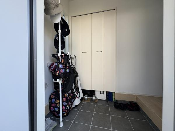 豊町1丁目　中古戸建の玄関|たっぷり収納できるシューズクローゼット付きで、いつでもスッキリとした印象に。