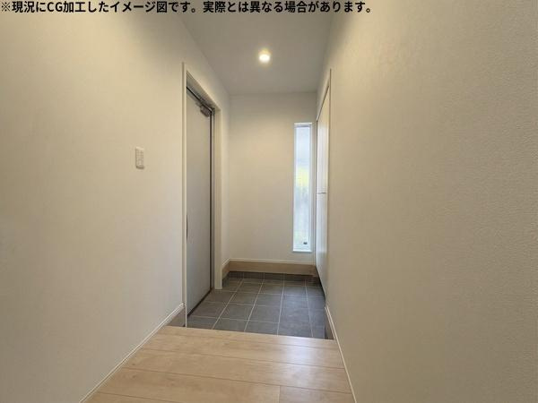 豊町1丁目　中古戸建の玄関|たっぷり収納できるシューズクローゼット付きで、いつでもスッキリとした印象に。