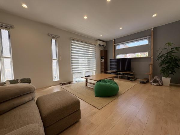 豊町1丁目　中古戸建の居間・リビング|広々としたリビングで、大きなソファやテーブルも置くことができます♪