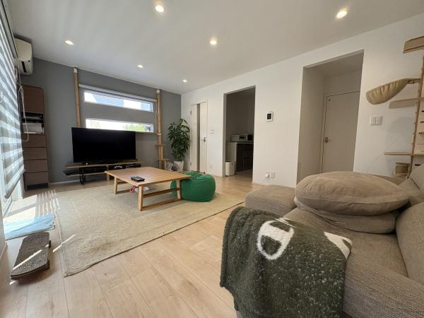 豊町1丁目　中古戸建の居間・リビング|二面採光で明るく開放的なリビングです。