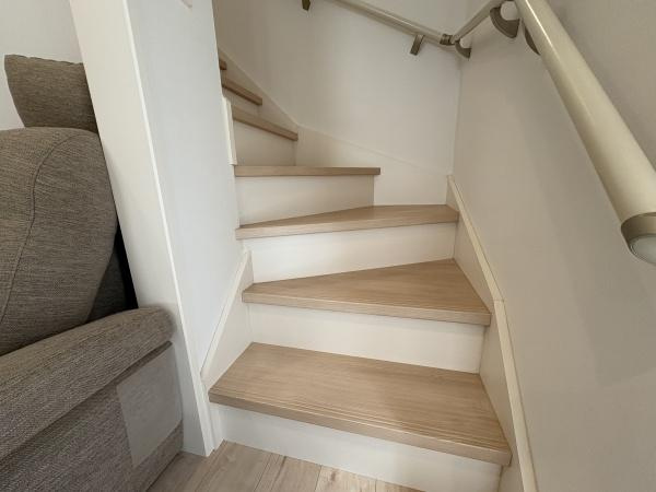 豊町1丁目　中古戸建のその他|手すりと緩やかな角度で安心の階段◎