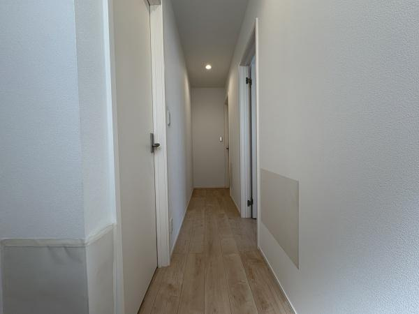 豊町1丁目　中古戸建のその他|2Fの廊下は自然光がやさしく差し込みます。