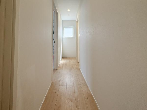 豊町1丁目　中古戸建のその他|2Fの廊下は自然光がやさしく差し込みます。