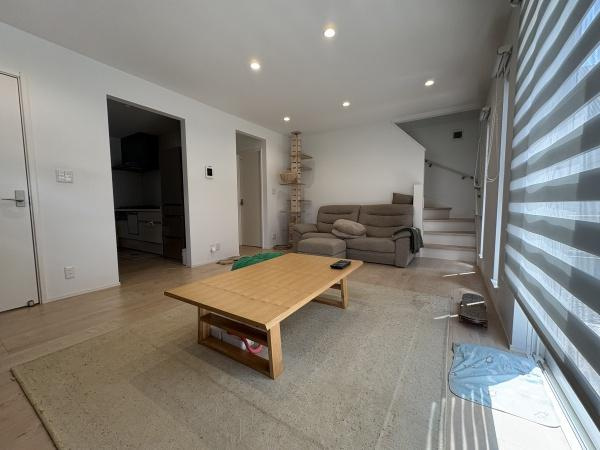 豊町1丁目　中古戸建の居間・リビング|リビング階段は、家族との絆を深める素敵な場所です！毎日のふれあいが自然と増えて、気軽に会話が弾みます。