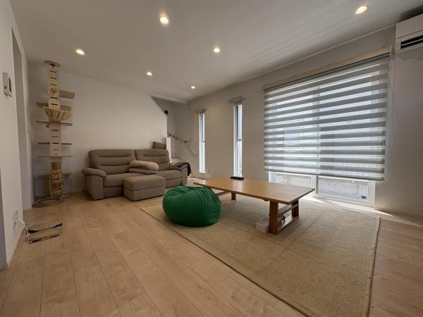 豊町1丁目　中古戸建の居間・リビング|窓からの光がやさしく広がります！