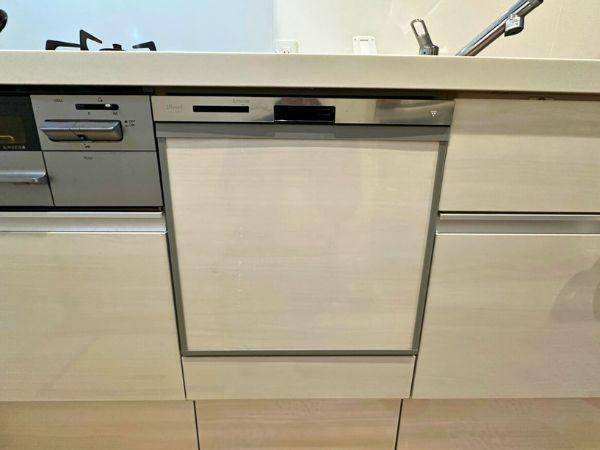 豊町1丁目　中古戸建のキッチン|食洗機が付いており忙しい日々もサポート！食器洗いの時間がグッと短縮されるので、得た自由な時間を家族との一時に使えます。料理後の片付けも楽々で、もっと家族との時間を大切にできるのが嬉しいポイントですね♪