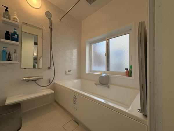豊町1丁目　中古戸建の浴室|お風呂はお家のリラックススポット！広々とした空間で日々の疲れを癒してくれます。