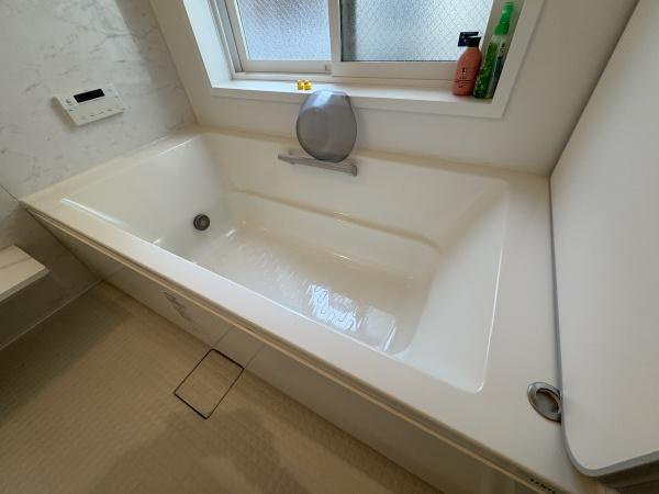 豊町1丁目　中古戸建の独立洗面台|白を基調とした落ち着いた色味のユニットバス！窓もあるので採光や通風も良好♪
