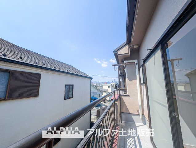 日野市西平山5丁目　中古戸建の展望|奥行きのあるバルコニーは開放感もあり、日常の合間に外の空気を感じながらリラックスできる場所です。