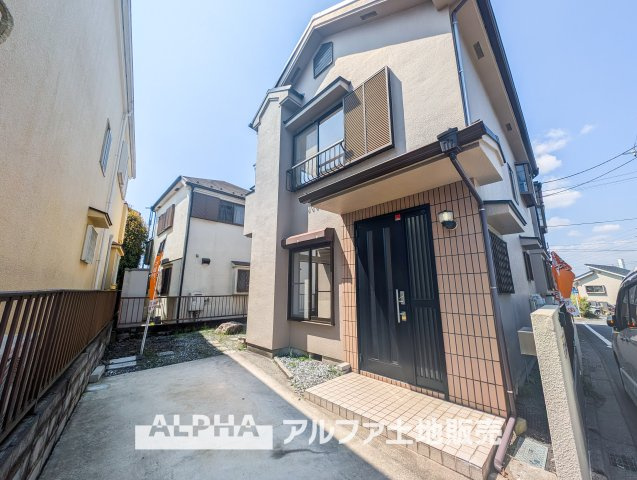 日野市西平山5丁目　中古戸建の外観|玄関まわりはタイル貼りで清潔感のある印象。カースペースも確保されており、お車の利用にも安心です。