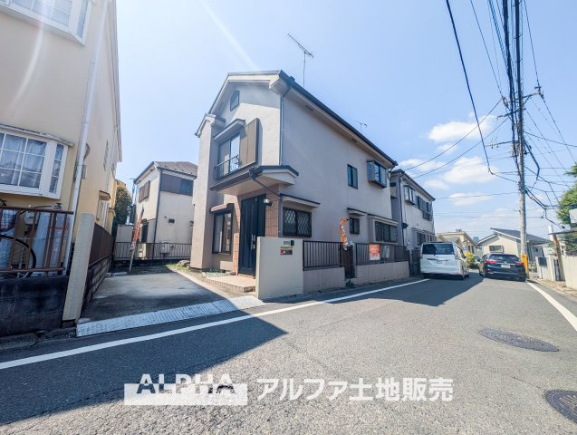 日野市西平山5丁目　中古戸建の前面道路含む現地写真|前面道路は車通りが少なく落ち着いた雰囲気。見通しも良好で、車の出し入れもスムーズに行えます。