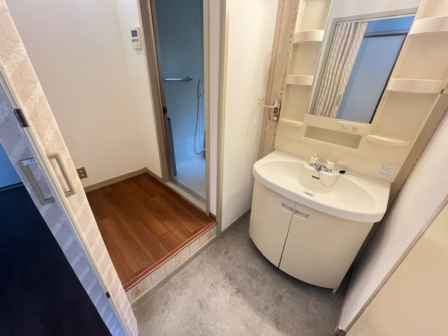 鴨谷台第一次住宅15号棟の独立洗面台