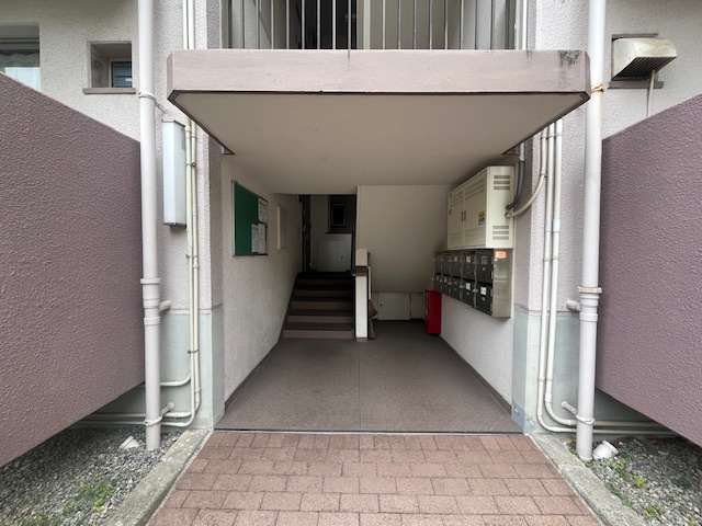 鴨谷台第一次住宅15号棟のエントランス