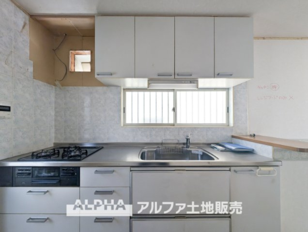 日野市三沢中古戸建のキッチン|【Happy circle Kitchen】
◆団欒キッチン◆キッチンからは家族の団欒が飛び交い明るい陽射しを浴びながらの朝食は楽しく素敵な時を奏でる空間。
