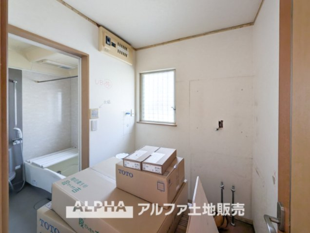 日野市三沢中古戸建の独立洗面台|【Wash basin】
◆洗面台◆人工大理石TOPの洗面ボウルサイドはゆったりとしたスペースが設けられ、フレグランスなどを置いたりするのに便利なパ洗面化粧台。