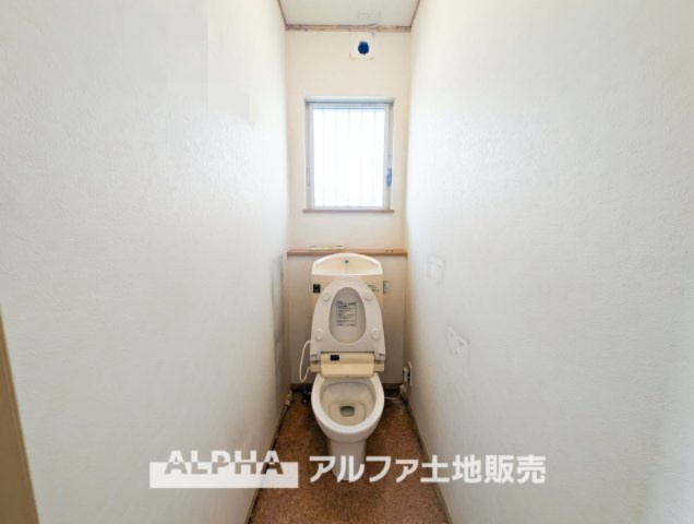日野市三沢中古戸建のトイレ|【Warm water flush toilet】
◆温水洗浄便座付きトイレ◆お掃除も楽々。快適に過ごすためには今や欠かせない設備の一つです。