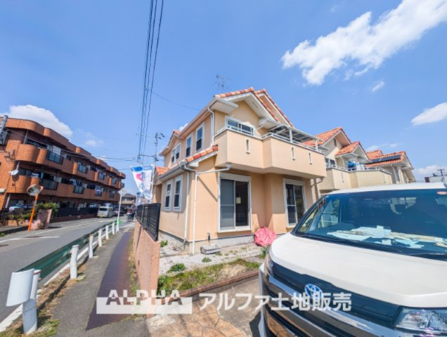 日野市三沢中古戸建の前面道路含む現地写真|【Car space】
◆カースペース◆傍らにはソヨゴやコニファー、ミモザ等の植物が相性よく、時が移りゆくごとに成長すると、それはまさに優しさと温もりを奏でる『幸せのガーデン』、自分好みカスタマイズ。