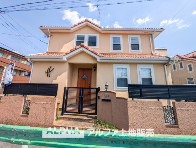 日野市三沢中古戸建の外観|【House of the Sun】
◆明るい家◆太陽の温かな光がお家全体を照らす。そこには目を輝かせ笑顔で見つめてくれる君がいて、「ただいま」の言葉がこだまする。そんな君の瞳に恋している。