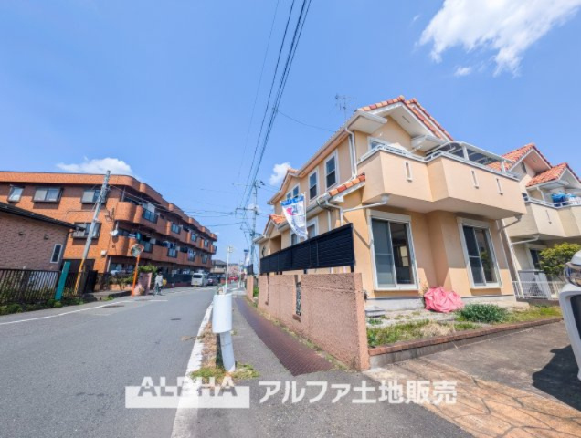 日野市三沢中古戸建の前面道路含む現地写真|【Green orchestra】
◆四季の植栽◆広葉樹の四季の移ろいを、季節に表情を変えるグリーンとレッドのそれに呼応して変化する外観。それはまさに緑とシンパシーし鳴りやまないオーケストラの邸宅。