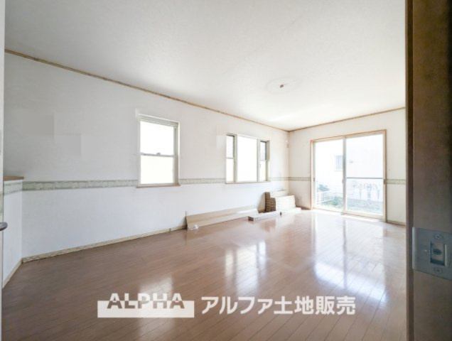 日野市三沢中古戸建の居間・リビング|【Living room】
◆時を忘れる場所◆ここにはみんなが集い、食事と楽しい会話が始まる。話に夢中になりすぎて、ついつい時を忘れ夜半過ぎになってしまう。そんな束の間の幸せを感じさせてくれる場所。