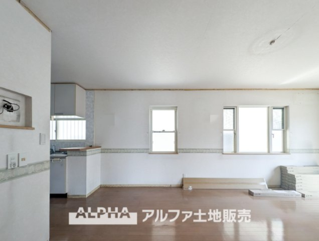 日野市三沢中古戸建の居間・リビング|【The situation】
◆シチュエーション◆リビングルームのドアを開くと、窓から飛び込むのは緑と光の風光明媚な景色。僕の目に映るは、ここで家族と会話をワイワイガヤガヤ楽しんでいる様子。