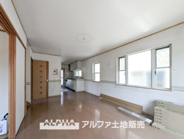 日野市三沢中古戸建の居間・リビング|【Comfortable living】
◆居心地のいい暮らし◆には欠かせない眩い採光。ゆったりとした幅の窓からこの空間に降り注ぐ採光が絶えない。明るいリビングこそ居心地のいい暮らしが待っていると思う