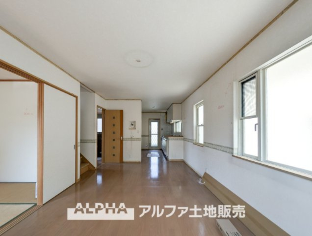 日野市三沢中古戸建の居間・リビング|【Space of cure】
◆癒しの空間◆室内構成に拘り採光とセンスを散りばめた空間。それは『柔らかさ』に似た素敵な居場所。そこに暮らす人のことを考えつくり出したものは『癒し』という心地よい居場所