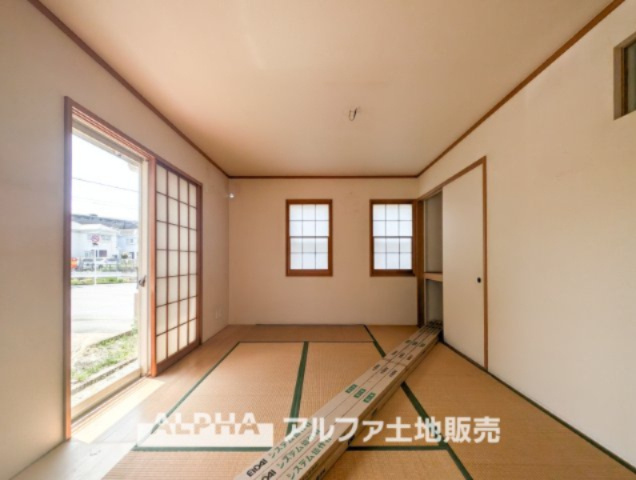 日野市三沢中古戸建の和室|【Japanese-room】
◆和室◆照明に照らされた幻想的で穏やかな和室－その壁も素敵なマチリアルな壁に仕上げこだわりを見せている。