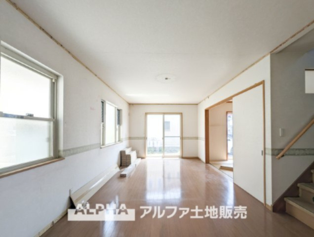 日野市三沢中古戸建の居間・リビング|【Green orchestra】
◆緑のオーケストラ◆窓の外を見渡すと風光明媚な緑の景色。移ろう季節に表情を変えるグリーンとそれに呼応して変化する外観です。