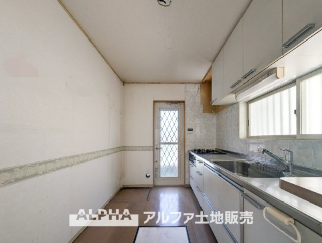 日野市三沢中古戸建のキッチン|【Kitchen】
◆キッチン◆美しく使いやすいキッチンは油汚れが簡単に拭き取れる素材で加工されており使いやすい仕様です。