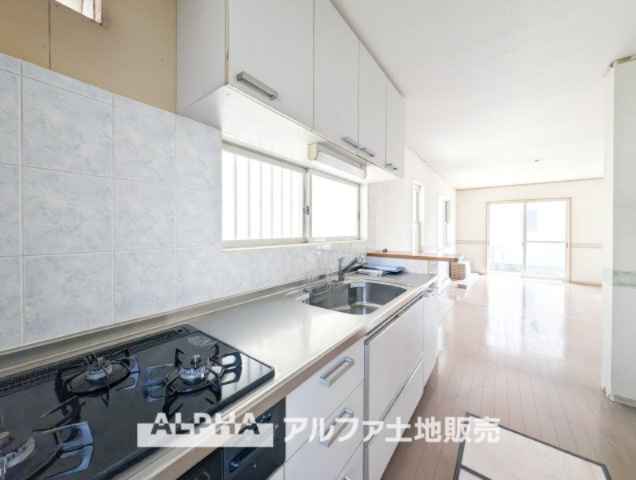 日野市三沢中古戸建のキッチン|【Glass top range】
◆ガラストップレンジ◆お料理のあとはさっと拭くだけで綺麗になる。お手入れも簡単に、見た目も綺麗に。奥様の負担を軽減します。