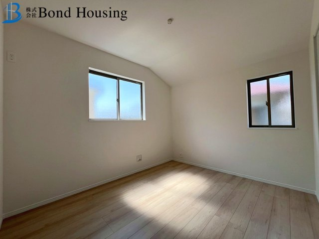 閑静な住宅街・小中学校徒歩10分以内　大久保町高丘2丁目　2号棟の洋室