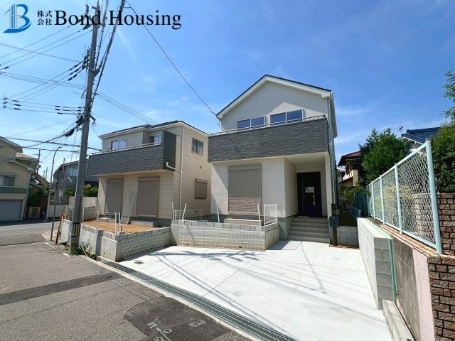 閑静な住宅街・小中学校徒歩10分以内　大久保町高丘2丁目　2号棟の前面道路含む現地写真