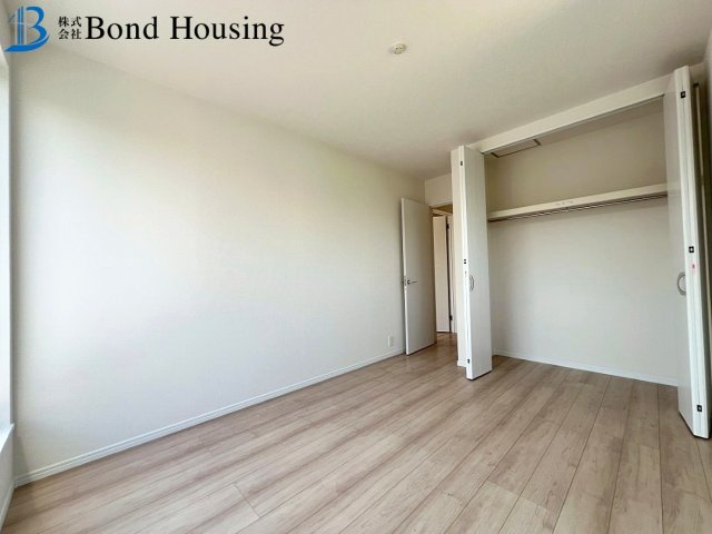 閑静な住宅街・小中学校徒歩10分以内　大久保町高丘2丁目　2号棟の洋室